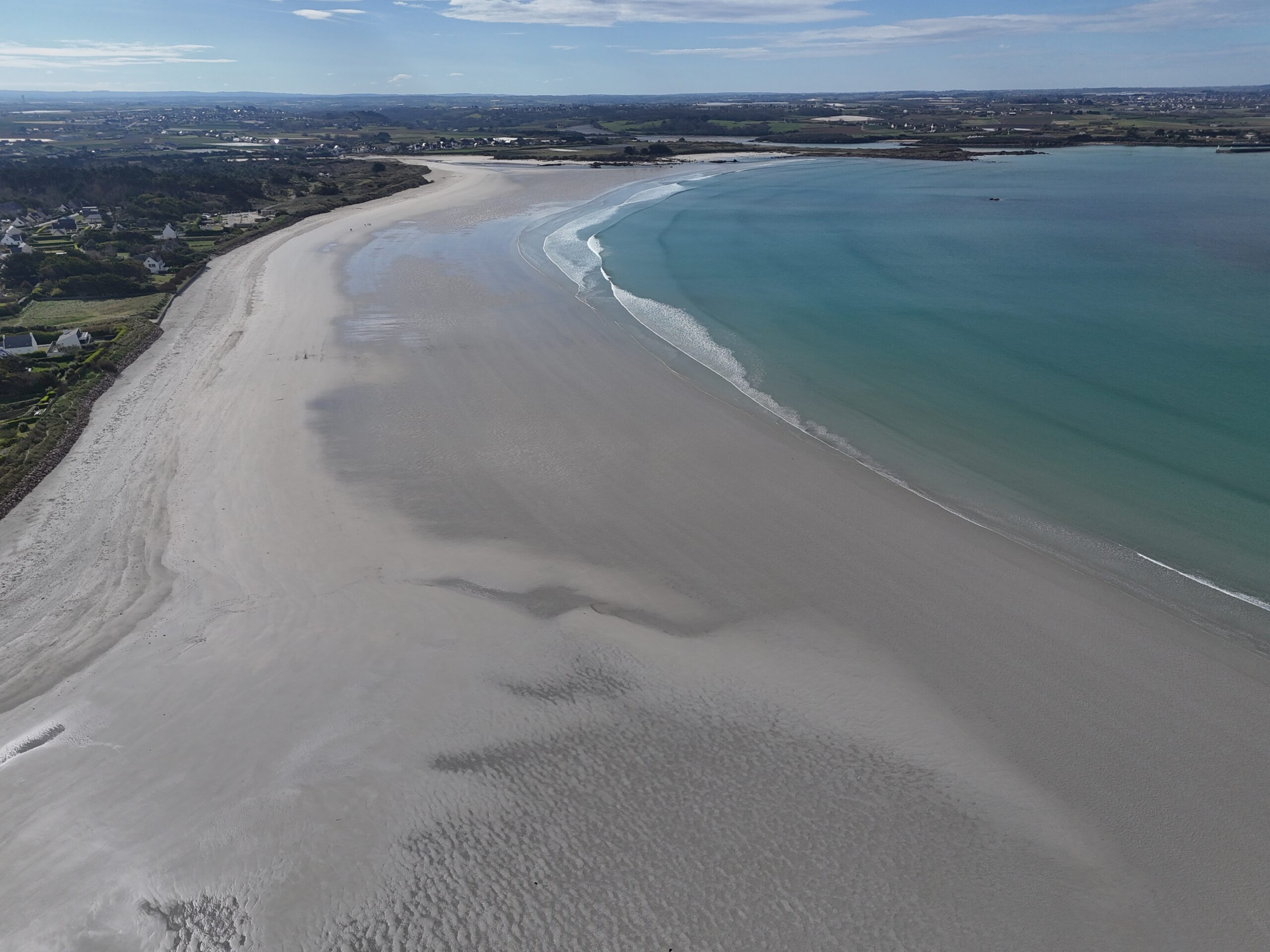 Vue en drone d'une ville côtière bretonne - Drone Arvor Production