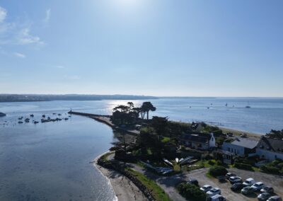 Vol en drone FPV immersif au-dessus d’un site naturel en Bretagne