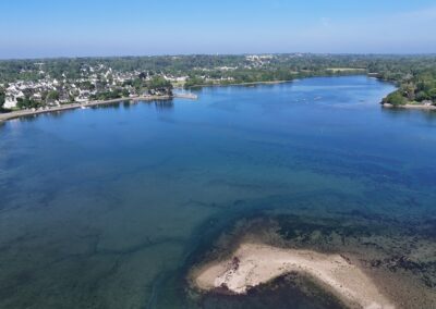 Vue aérienne immersive capturée par drone FPV en mouvement rapide