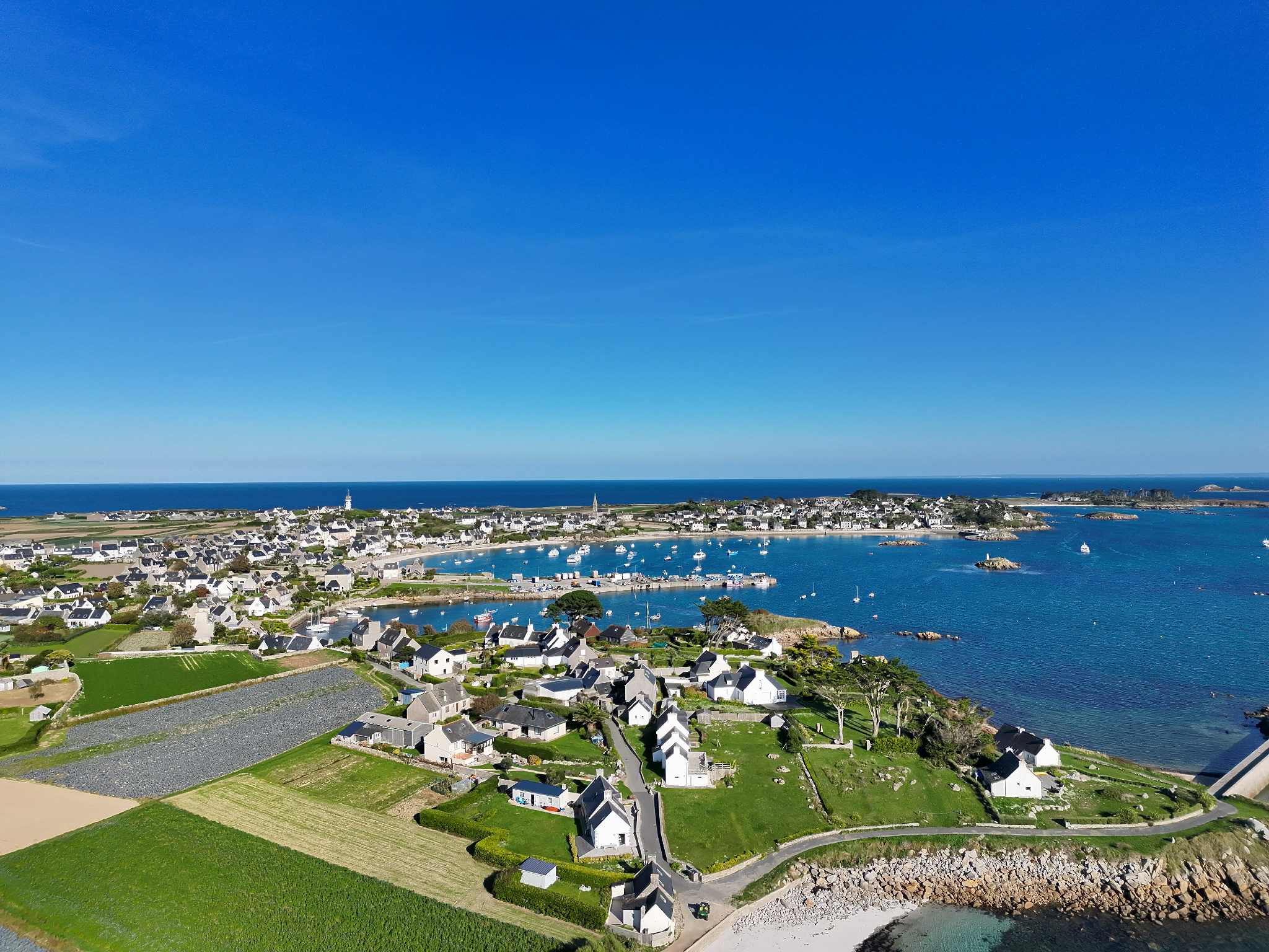 Vue en drone d'une ville côtière bretonne - Drone Arvor Production